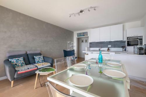 une cuisine et un salon avec une table et des chaises dans l'établissement Magnifique vue mer à La Baule!, à La Baule
