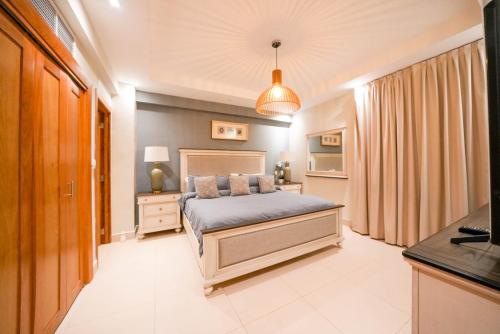 een slaapkamer met een bed in een kamer bij Escape To Paradise Beachfront 2br beach in La Puntica de Juan Dolio
