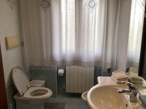 een badkamer met een toilet en een wastafel bij appartamento a 1/2 ora da Venezia in Camponogara