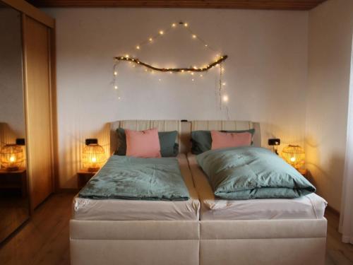 1 dormitorio con 1 cama con luces en la pared en Große Wohnung mit Balkon Sulzbergblick in Alpirsbach, en Alpirsbach