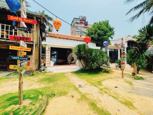 a street sign in front of a building at Bãi Xếp Beach in Quy Nhon