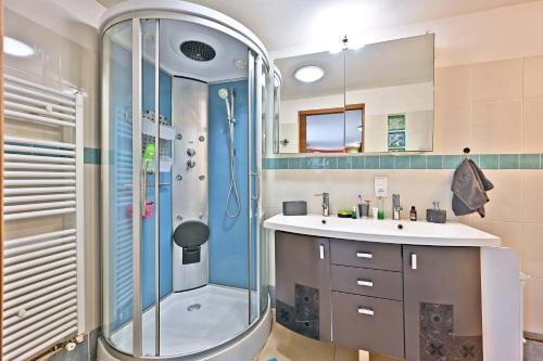 a bathroom with a shower and a sink at Douceur Di'vignes - Appt avec piscine in Rosières
