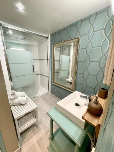 une salle de bain avec un lavabo et un miroir dans l'établissement La Porte Cauchoise - Hypercentre coquet branché, à Rouen