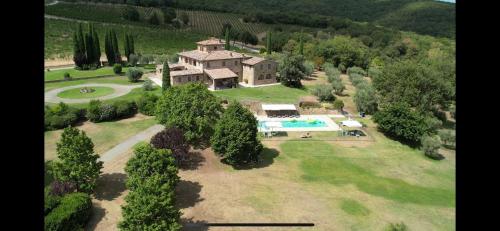 una vista aérea de una gran finca con una casa y una piscina en Podere La Casa, en Villa dʼArceno