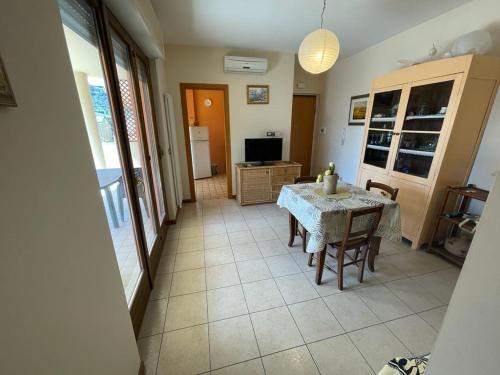 una cucina e una sala da pranzo con tavolo e sedie di Costa Adriatica Apartment a Tortoreto