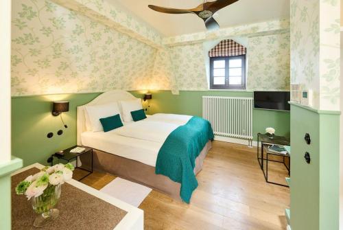 una camera da letto con un letto con pareti verdi e un soffitto di Burg Reichenstein a Trechtingshausen