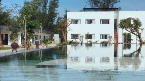 una piscina de agua frente a un edificio en TheDreamers Farm, 