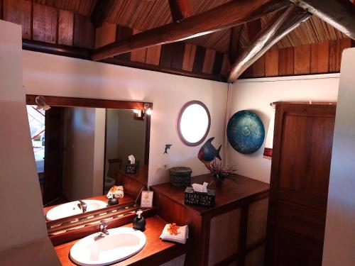 ein Bad mit einem Waschbecken und einem Spiegel in der Unterkunft Nature Lodge in Diego Suarez