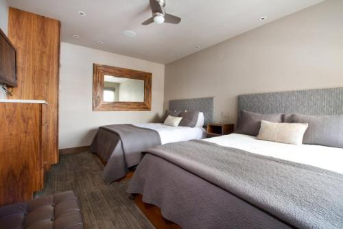 Luxury 2 Bedroom Downtown Aspen Vacation Rental With Access To A Heated Pool, Hot Tubs, Game Room And Spa photo 2