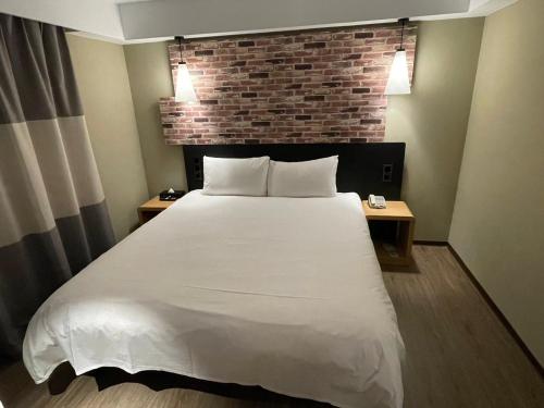 Una cama o camas en una habitación de 苓旅中山館-Lininn ZhongShan