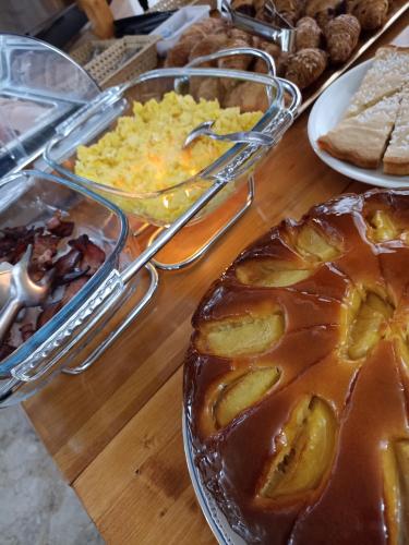 een tafel met dienbladen eten op een tafel bij HOTEL LA PLAYA in Cervia