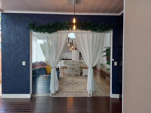 uma sala de estar com uma porta aberta para uma sala de estar em Casa em Gramado em Gramado