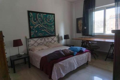 ein Schlafzimmer mit einem Bett und einem Schreibtisch. in der Unterkunft RQ Apartments in Bari