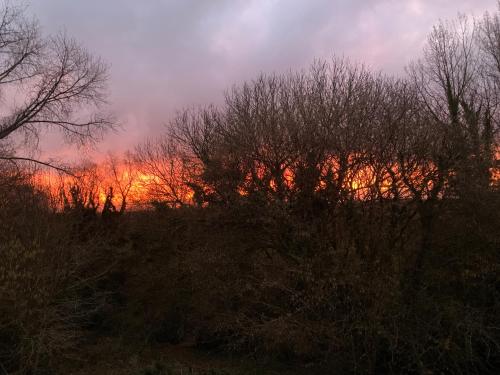 Η ανατολή ή δύση του ηλίου όπως φαίνεται από αυτή η παραθεριστική κατοικία ή από εκεί κοντά