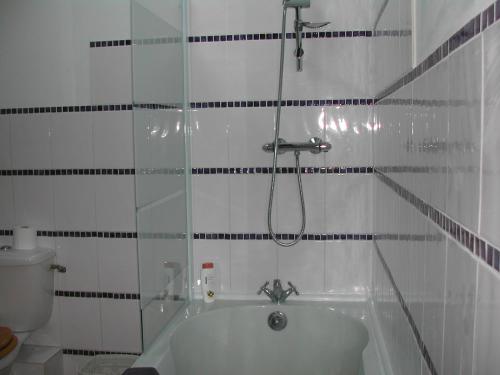 Bilik mandi di L'Auvraire B&B