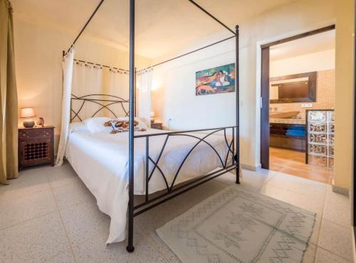 En eller flere senge i et værelse på Villa en Cala Vadella Familias y Parejas
