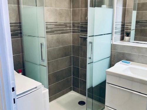 Kúpeľňa v ubytovaní Charmant F2 avec terrasse, parking, et WiFi - à 600m des thermes d'Amélie-les-Bains - FR-1-703-129