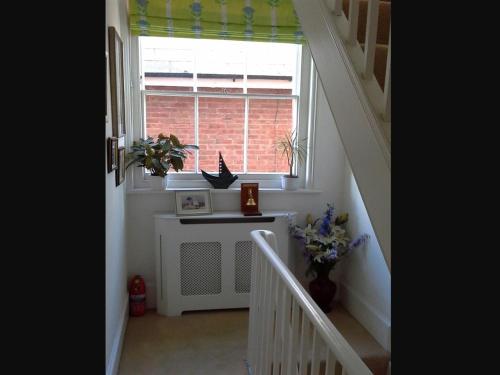 un escalier avec une fenêtre et un radiateur dans un local dans l'établissement Endeavour House, à Cowes