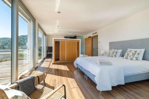 ein Schlafzimmer mit einem großen Bett und einem Balkon in der Unterkunft Villa Vista in Pollença