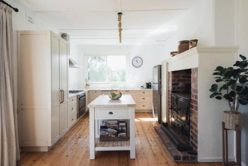 Una cocina o cocineta en The Acres of Tooborac Homestead