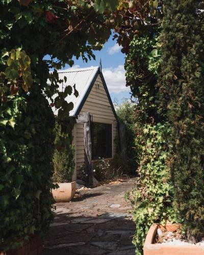Un jardín fuera de The Acres of Tooborac Homestead