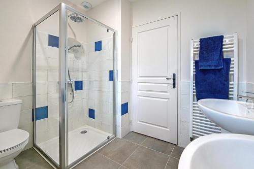 een badkamer met een douche, een toilet en een wastafel bij Petit Marigny - Belle maison pour 10 voyageurs in Alexain