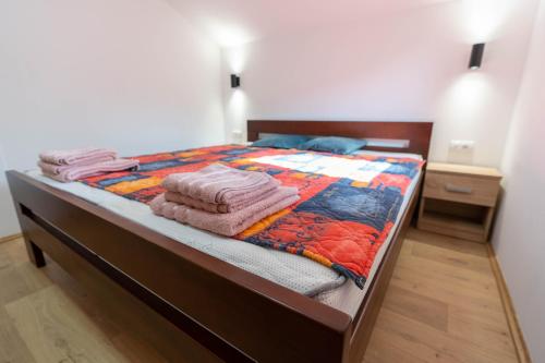 ein Schlafzimmer mit einem Bett mit Handtüchern darauf in der Unterkunft Apartmani Vajati Gradac in Valjevo