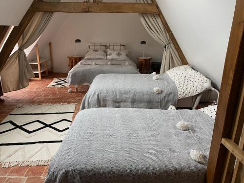 Tempat tidur dalam kamar di Gîte de charme "Tellement Bien" proche zoo de Beauval et châteaux de la Loire