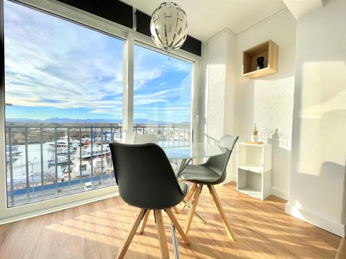 Holidays Penthouse vues panoramiques sur le Port naval,un séjour élégant assuré " Wifi Pàrquing gratuït