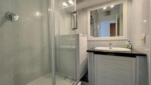 une salle de bain avec une douche, un lavabo et un miroir dans l'établissement Ideal vacation apartment in Juan-les-Pins, with a pool and 5 minutes from the beach, à Antibes
