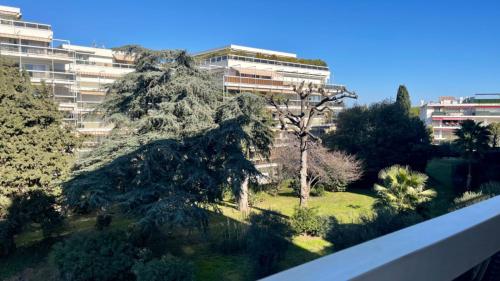 Ideal vacation apartment in Juan-les-Pins, with a pool and 5 minutes from the beach