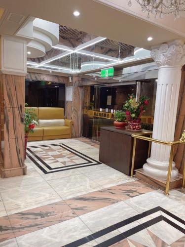 a lobby with a column in the middle of a building at 爵起商務飯店 in Taoyuan