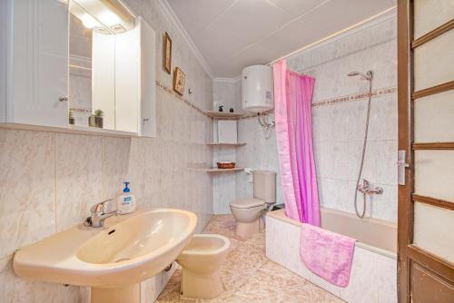 un bagno con lavandino, WC e doccia di El Puente a Bolbaite
