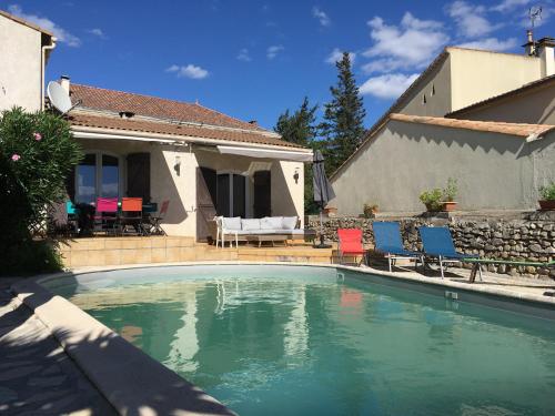 une piscine devant une maison dans l'établissement Charmante villa en Petite Camargue, à Mus