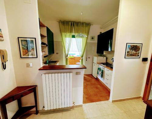 cocina con radiador blanco en una habitación en Casa Rosetta Affittacamere, en Iesi