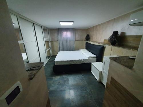 Kleines Zimmer mit einem Bett und einer Küche in der Unterkunft Casa del relax in Giovinazzo