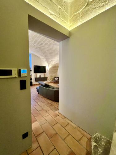 - un couloir avec une chambre dotée d'un canapé et d'un plafond dans l'établissement Cocon En Petite Camargue, à Aimargues