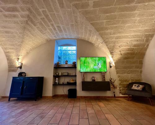 Camera con TV su un muro di pietra di Cocon En Petite Camargue ad Aimargues
