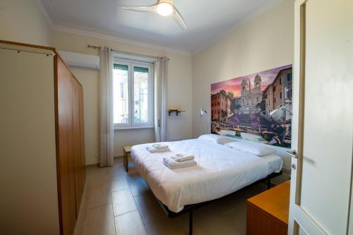 ローマにあるPiazza Carracciのベッドルーム1室(壁に絵画が描かれた大型ベッド1台付)