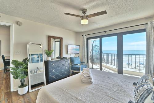 Direct Ocean Front 3BR 3BA Beach Front في ميرتل بيتش: غرفة نوم مع سرير وإطلالة على المحيط