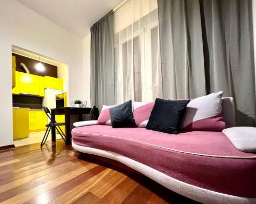 un sofá en una sala de estar con en K22 Filtrowa Apart Warsaw, en Varsovia