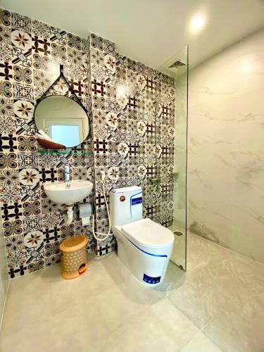 a bathroom with a toilet and a sink at Hotel Phước Thịnh in Vĩnh Long