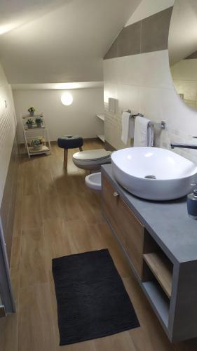 uma casa de banho com um grande lavatório branco e 2 WC em L'ANCORA CASA AL MARE em Codaruina