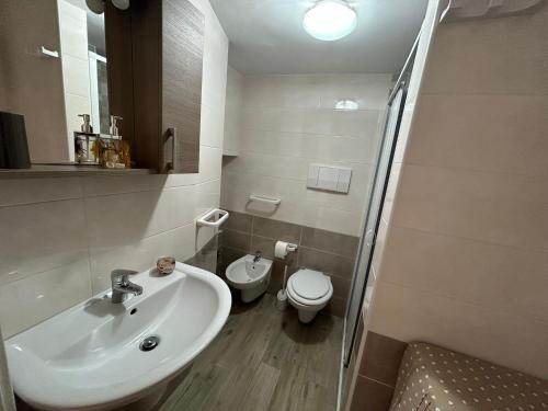 A bathroom at Casa da Angela 2