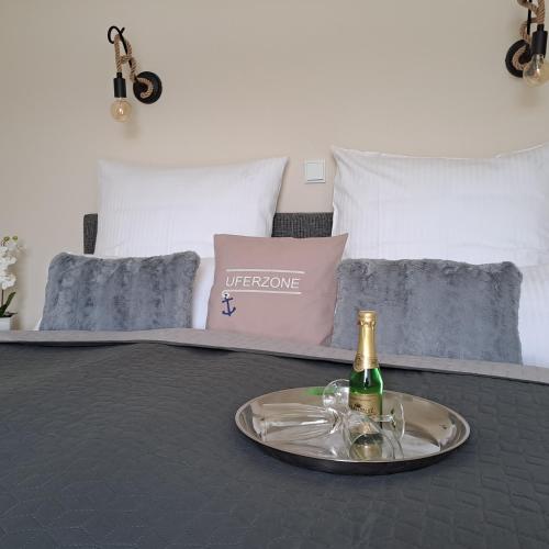 Cama o camas de una habitación en Hotel-Ferienwohnungen Cafe Maarblick