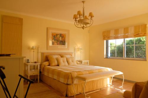 - une chambre avec un lit et une fenêtre dans l'établissement Praia Verde 130, à Castro Marim