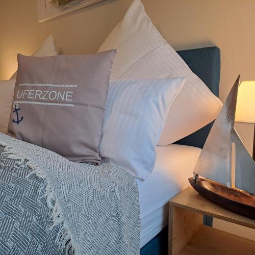 Cama o camas de una habitación en Hotel-Ferienwohnungen Cafe Maarblick