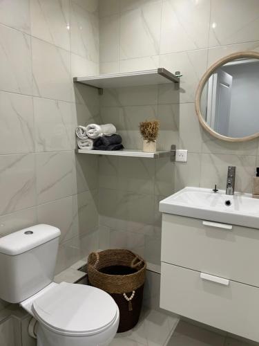 La salle de bains blanche est pourvue de toilettes et d'un lavabo. dans l'établissement Appartement 2 pièces, à Nice