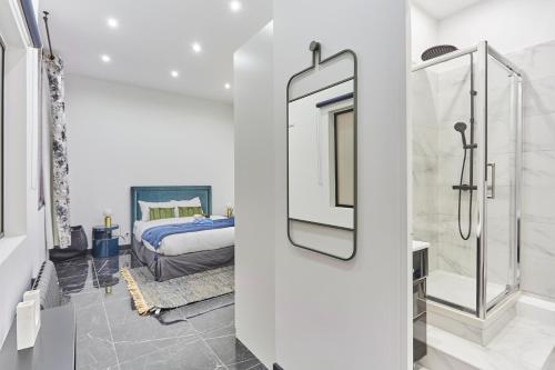 Il comprend une chambre et une salle de bains pourvue d'une douche. dans l'établissement Rent a Room - Residence Charon, à Paris