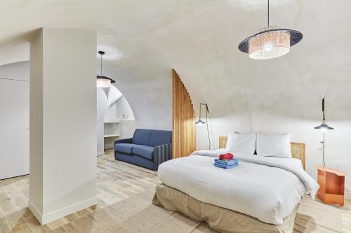 une chambre avec un lit et une chaise bleue dans l'établissement Rent a Room - Residence Charon, à Paris